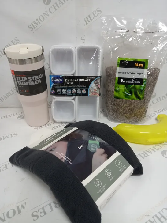 BOX OF APPROX 15 ASSORTED ITEMS TO INCLUDE - FLIP STRAW TUMBLER, BANANA HOLDER, TRAVEL PILLOW ETC