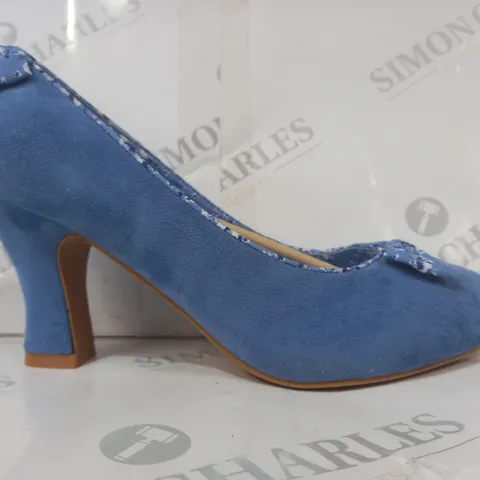 BOXED PAIR OF JOE BROWNS CLOSED TOE HEELED SHOES IN BLUE W. BOW DETAIL UK SIZE 8