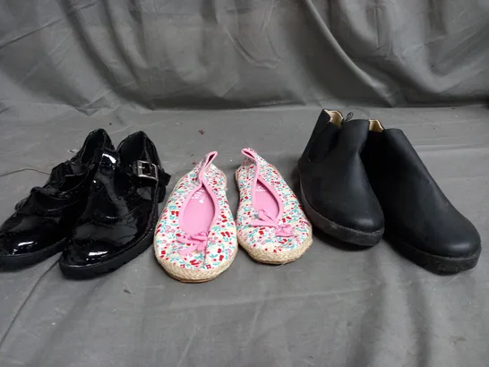 APPROXIMATELY 12 ASSORTED KIDS PAIRS OF SHOES IN VARIOUS COLOURS, STYLES, AND SIZES