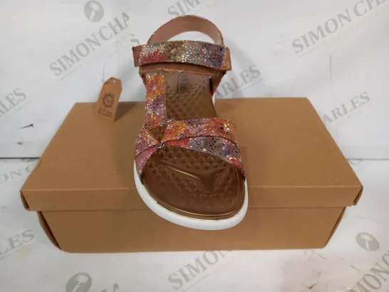 BOXED PAIR OF JO & JOE OPEN TOE SANDALS IN MULTICOLOUR UK SIZE 4