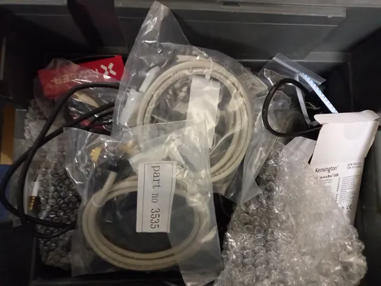 BOX OF APPROX 10 ITEMS INCLUDING ASSORTED CABLES AND KENSINGTON WIRED MOUSE