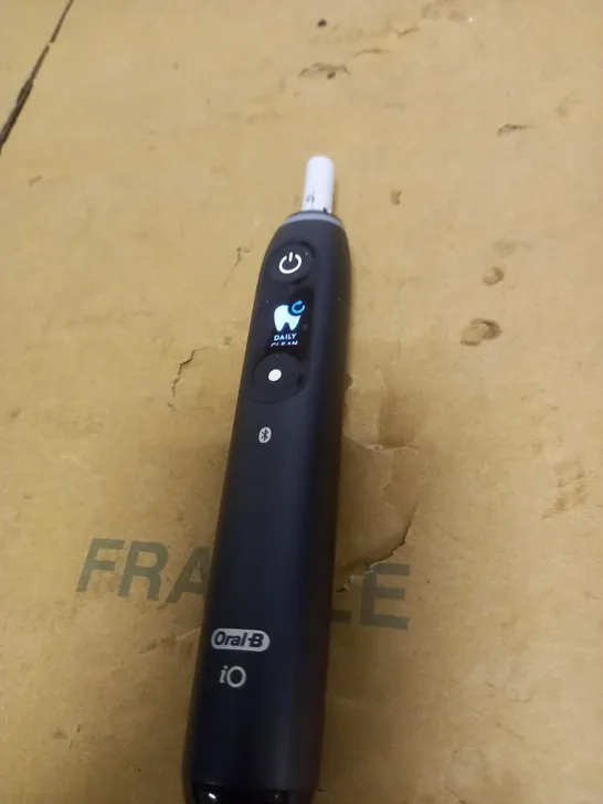 ORAL-B IO8 - ELECTRIC TOOTHBRUSH 