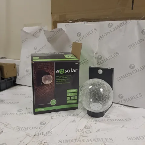 BOX OF 3 ASSORTED LIGHT FITTINGS TO INCLUDE LED SOLAR WALL LIGHT, LED SOLAR GUTTER LIGHTS, LED SOLAR CRACKLE GLASS LIGHT