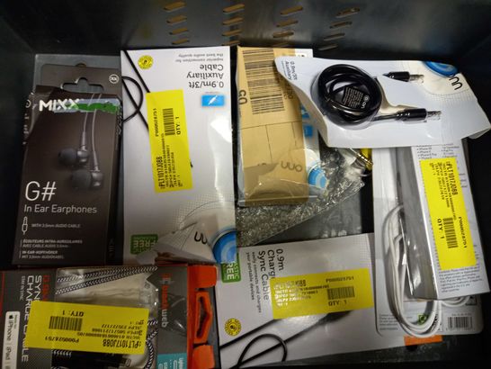 LOT OF APPROXIMATELY 10 ELECTRICAL ITEMS, TO INCLUDE HEADPHONES, POWER BANK, CHARGING CABLE, ETC