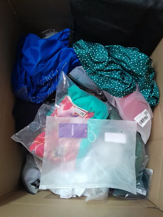 BOX OF APPROXIMATELY 25 ASSORTED CLOTHING ITEMS TO INCLUDE - SHORTS , DRESS , V NECK TOP ETC