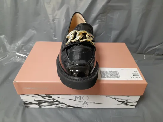 BOXED PAIR OF MODA IN PELLE CHUNKY LOAFERS IN BLACK W. GOLD EFFECT CHAIN SIZE 7