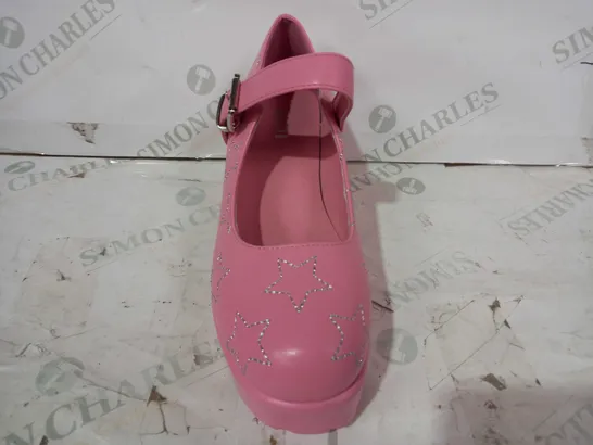 BOXED PAIR OF KOI VEGAN LEATHER BLOCK HEEL PLATFORM SHOES IN PINK W. STAR PATTERN SIZE 6