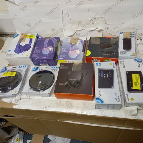 LOT OF APPROX. 10 ASSORTED ELECTRONICS SUCH AS HEADPHONES, RADIOS, CD PLAYERS ETC
