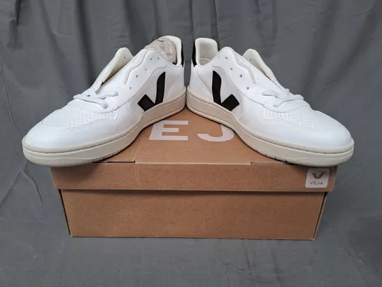 BOXED PAIR OF VEJA SHOES IN WHITE/BLACK UK SIZE 10