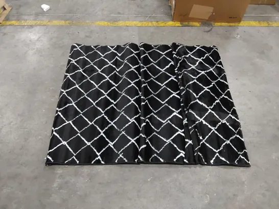 ZIGZAG NOIR DIAMOND PATTERN RUG - BLACK // SIZE: 120 X 160cm