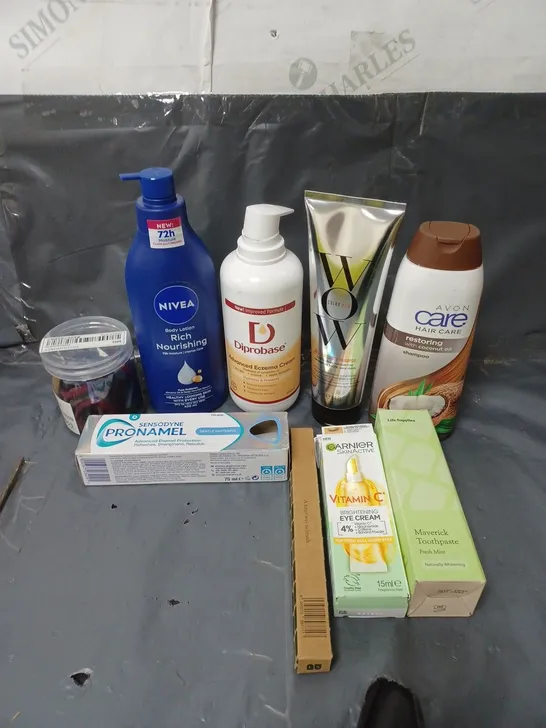 APPROXIMATELY 20 ASSORTED COSMETIC PRODUCTS TO INCLUDE SENSODYNE TOOTHPASTE, NIVEA BODY LOTION, AND HAIR BOBBLES ETC. 