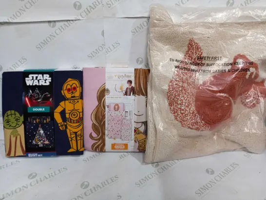 BOX OF APPROX 8 ASSORTED ITEMS TO INCLUDE - STAR WARS DUVET DOUBLE - HARRY POTTER DUVET - SQUIRREL BATH MAT ECT