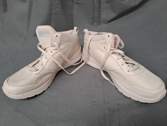 PAIR OF SKECHERS SHOES IN CREAM UK SIZE 7