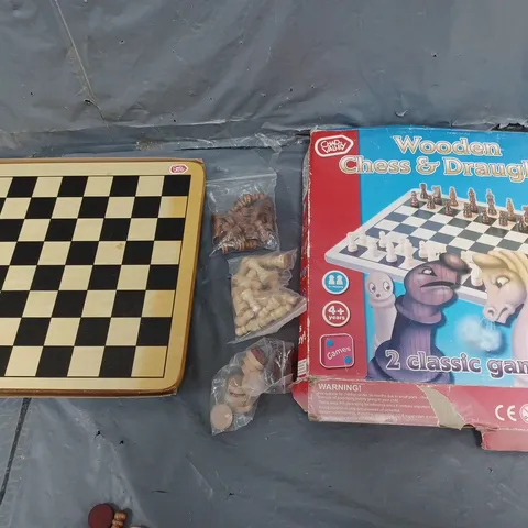 CHAD VALLEY WOODEN CHESS & DRAUGHTS