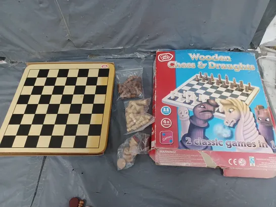 CHAD VALLEY WOODEN CHESS & DRAUGHTS