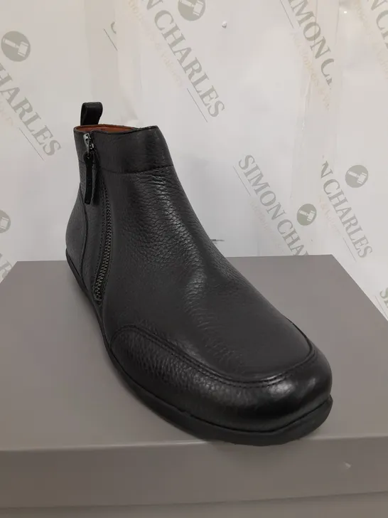 UNBOXED PAIR OF VIONIC LOIS BOOTS IN BLACK UK SIZE 7.58/