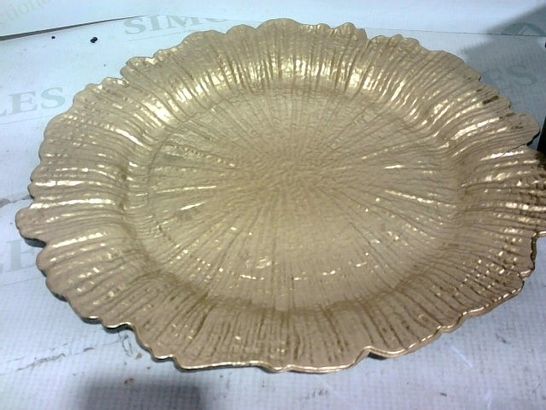 LOT OF APPROX. 12 GOLD PLASTIC DECORATIVE SERVING PLATES