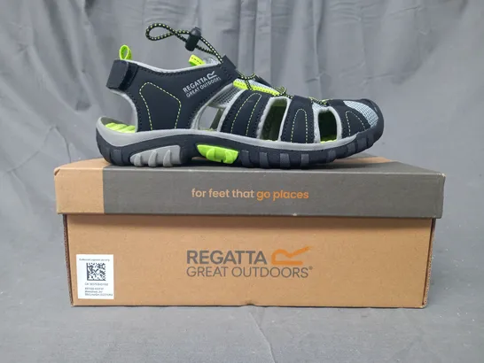 BOXED PAIR OF REGATTA KIDS WESTSHORE SANDALS IN BLACK/LIME GREEN UK SIZE 4