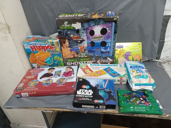 ASSORTED GAMES AND TOYS TO INCLUDE BALL-ISTIC SHOOTER, GUESS WHO EXTRA?, AND HUNGRY HUNGRY HIPPOS ETC. 