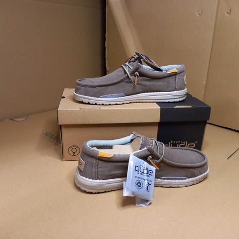 BOXED PAIR OF HEY DUDE WALLY WASHED WALNUT FABRIC TRAINERS - SIZE 7