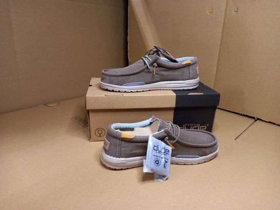 BOXED PAIR OF HEY DUDE WALLY WASHED WALNUT FABRIC TRAINERS - SIZE 7