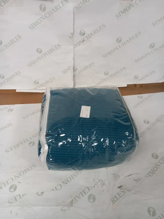 TURQUOISE BED SET - NO SIZE LABELLED 