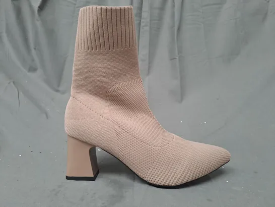 BOXED PAIR OF DESIGNER BLOCK HEEL SHOES IN TAN EU SIZE 42