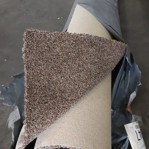 ROLL OF QUALITY THE NOBLE SAXONY AB CARPET // SIZE: APPROXIMATELY 5.5 X 4m