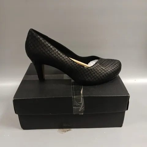 BOXED PAIR OF CLARKS CHORUS VOICE HIGH HEEL SHOES IN BLACK - 8