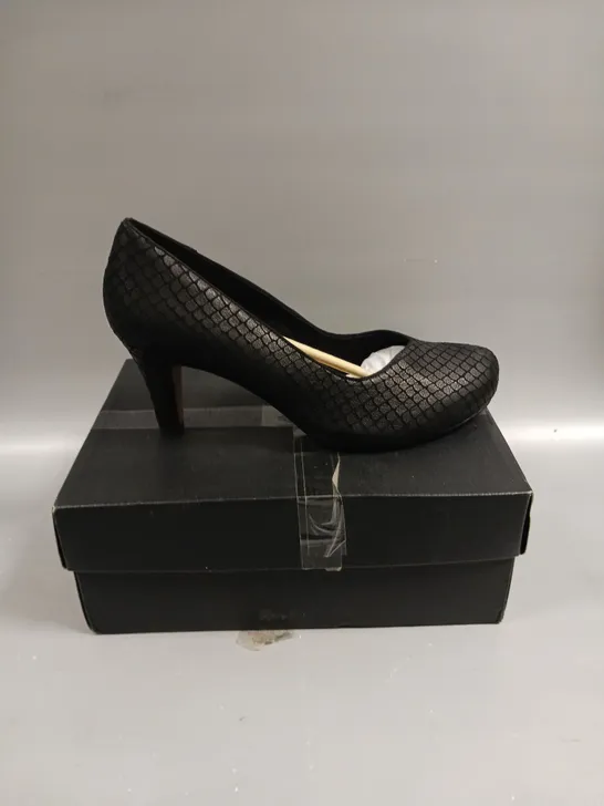 BOXED PAIR OF CLARKS CHORUS VOICE HIGH HEEL SHOES IN BLACK - 8