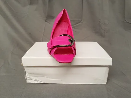 BOXED PAIR OF DESIGNER OPEN TOE MID HEELED SHOES IN FUCHSIA EU SIZE 38