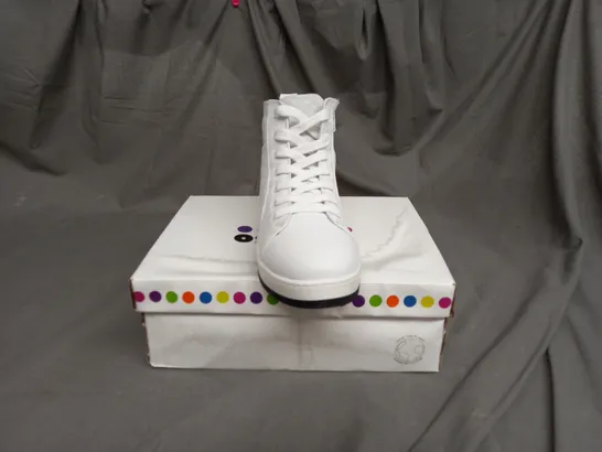 ADESSO LEATHER HIGH TOP TRAINER IN WHITE SIZE 7