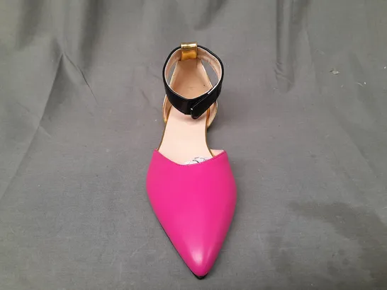 BOXED PAIR OF DESIGNER POINTED TOE SHOES IN PINK/METALLIC GOLD/BLACK EU SIZE 37