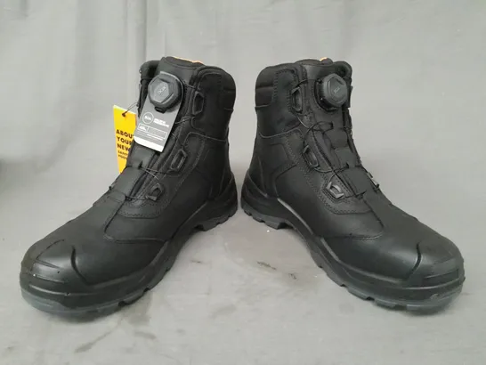 BOXED PAIR OF DEWALT STEEL TOE ANKLE BOOTS IN BLACK UK SIZE 10