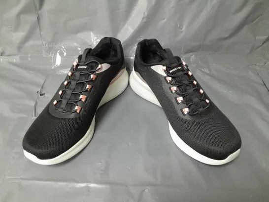 BOXED PAIR OF SKECHERS AIR-COOLED MEMORY FOAM TRAINERS IN BLACK SIZE 6