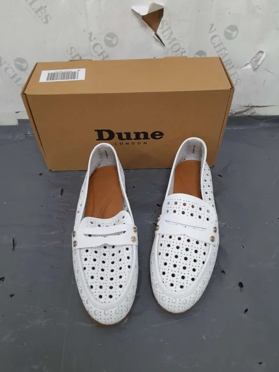 BOXED PAIR OF DUNE LONDON WHITE LEATHER LASER CUT LOAFER IN SIZE 6