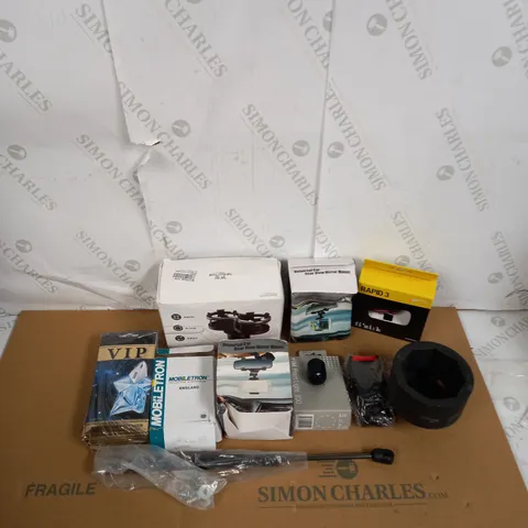 LOT OF ASSORTED VEHICLE ITEMS TO INCLUDE CUP HOLDERS, AIR FRESHNERS AND MIRROR MOUNTS