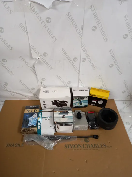 LOT OF ASSORTED VEHICLE ITEMS TO INCLUDE CUP HOLDERS, AIR FRESHNERS AND MIRROR MOUNTS