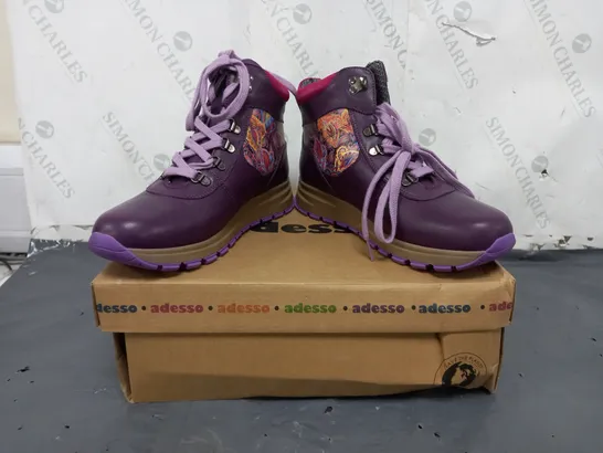 BOXED PAIR OF ADESSO ANKLE BOOTS IN PURPLE SIZE/MULTI SIZE 7