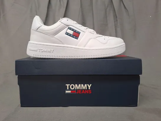 BOXED PAIR OF TOMMY JEANS RETRO BASKET SHOES IN WHITE UK SIZE 4