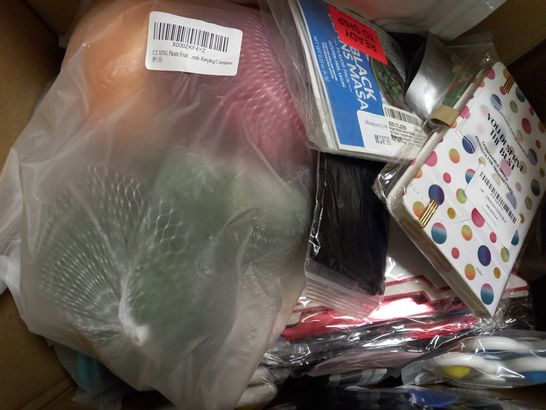 BOX OF APPROXIMATELY 15 ASSORTED HOUSEHOLD ITEMS TO INCLUDE DESIGNER FAUX PEARL FLOWER HAIR TIES, DESIGNER 2022 DIARY, DESIGNER WINE SOCKS, ETC