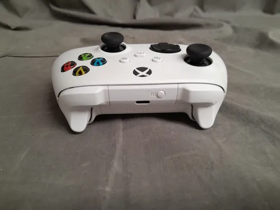 XBOX WIRELESS CONTROLLER IN WHITE