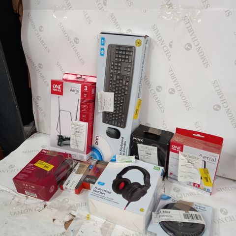 LOT OF ASSORTED ITEMS TO INCLUDE HEADPHONES, KEYBOARD AND INDOOR AERIALS