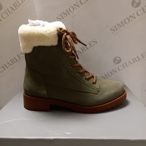 VIONIC OLIVE ZOE HIKER ANKLE BOOTS - SIZE 5