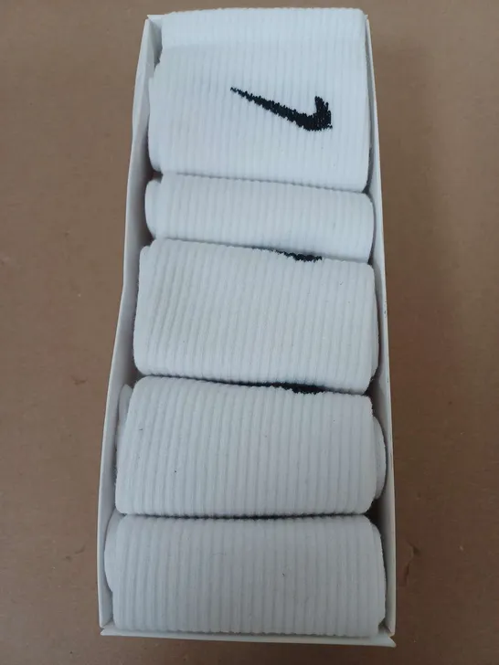 SET OF 5 NIKE SOCKS IN WHITE - SIZE UNSPECIFIED