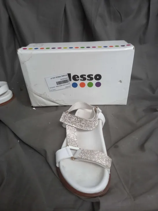 BOXED PIR OF ADESSO LEATHER INDIE WHITE SANDAL SIZE 6