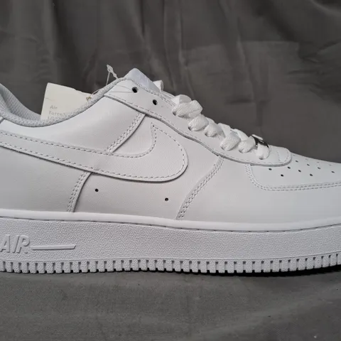 BOXED PAIR OF NIKE AIR FORCE 1 '07 SHOES IN WHITE UK SIZE 10