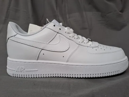 BOXED PAIR OF NIKE AIR FORCE 1 '07 SHOES IN WHITE UK SIZE 10