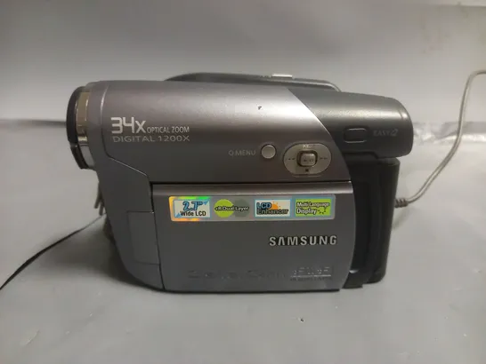 SAMSUNG DVD CAMCORDER WITH SPARE BATTERIES AND CARRY BAG - MODEL VP-DC172W