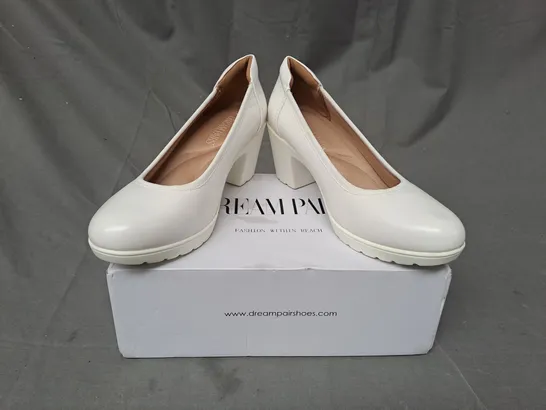 BOXED PAIR OF DREAM PAIRS BLOCK HEEL SLIP-ON SHOES IN WHITE UK SIZE 4